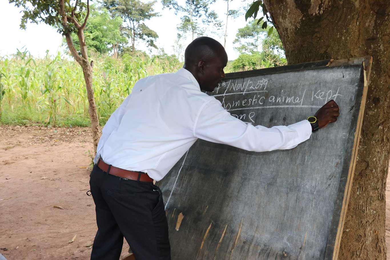 ​Uganda’da öğrenciler ağaç altında eğitim görüyor